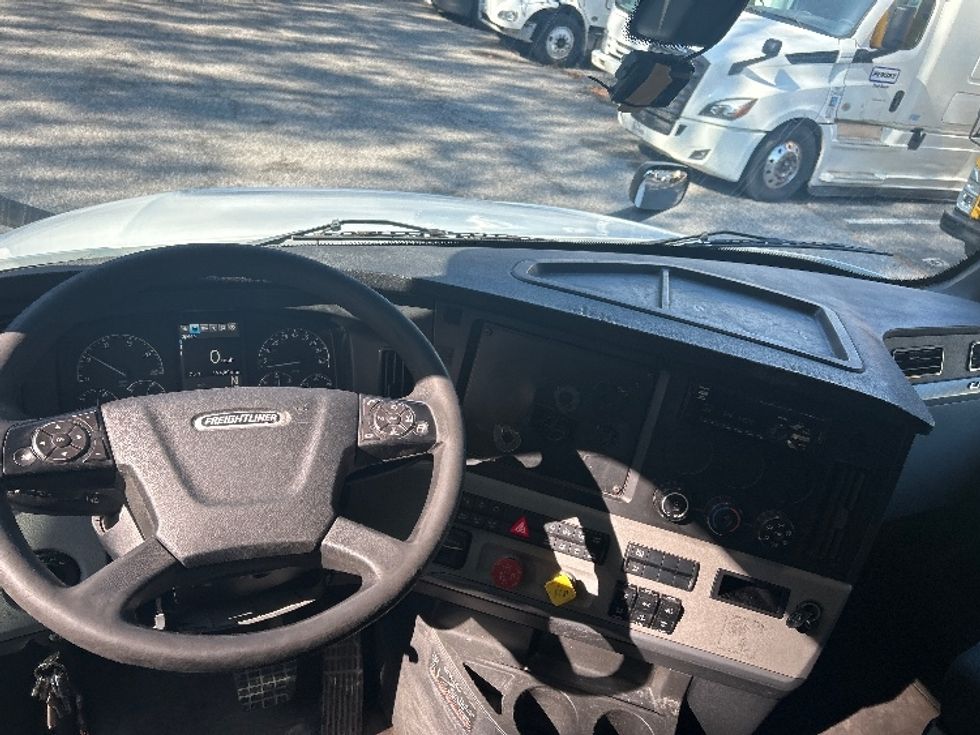 Sleeper Tractor-Heavy Duty Tractors-Freightliner-2019-T12664ST-Jacksonville-FL-610,149\n\t\tmiles-$ 46,000 - Image 11