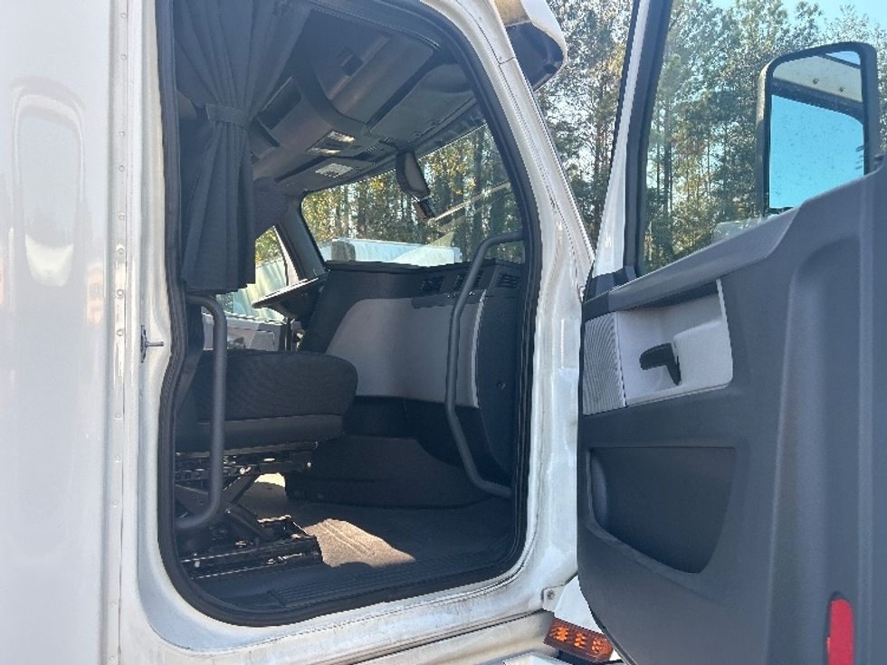 Sleeper Tractor-Heavy Duty Tractors-Freightliner-2019-T12664ST-Jacksonville-FL-610,149\n\t\tmiles-$ 46,000 - Image 12