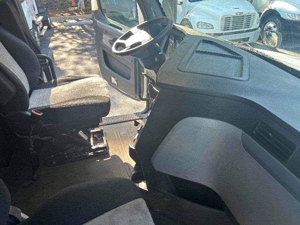 Sleeper Tractor-Heavy Duty Tractors-Freightliner-2019-T12664ST-Jacksonville-FL-610,149\n\t\tmiles-$ 46,000 - Image 14