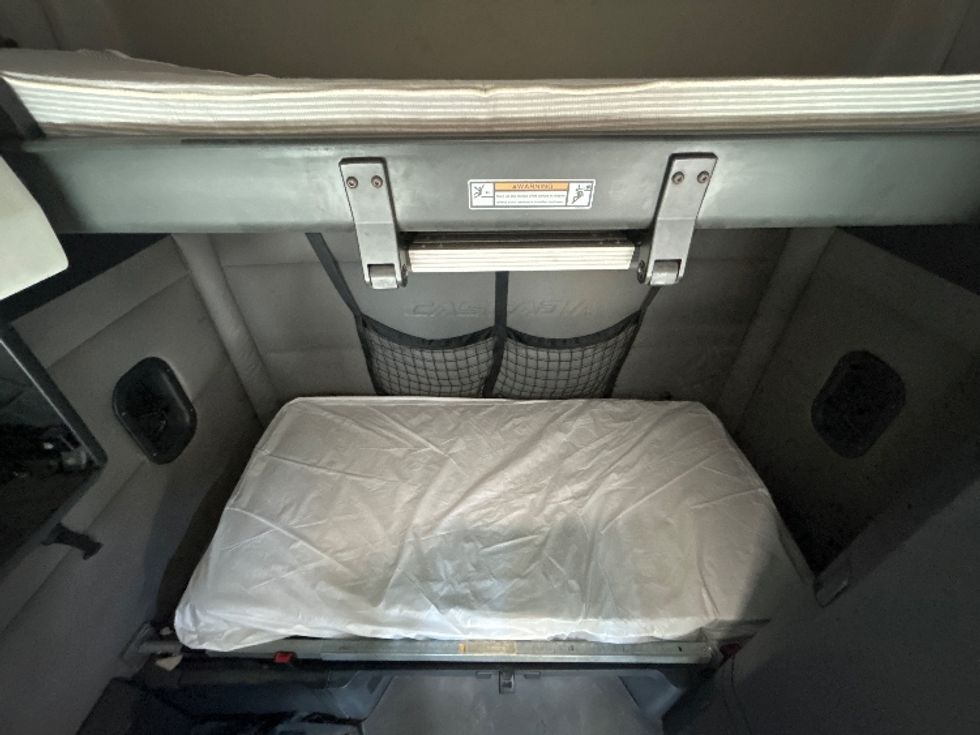 Sleeper Tractor-Heavy Duty Tractors-Freightliner-2019-T12664ST-Jacksonville-FL-610,149\n\t\tmiles-$ 46,000 - Image 16