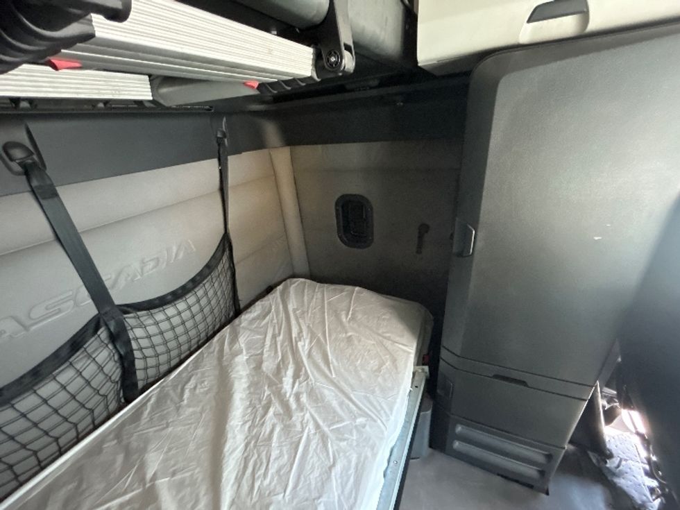 Sleeper Tractor-Heavy Duty Tractors-Freightliner-2019-T12664ST-Jacksonville-FL-610,149\n\t\tmiles-$ 46,000 - Image 17