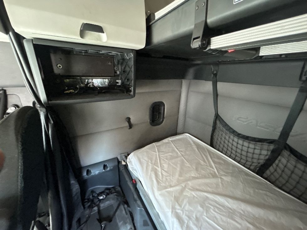 Sleeper Tractor-Heavy Duty Tractors-Freightliner-2019-T12664ST-Jacksonville-FL-610,149\n\t\tmiles-$ 46,000 - Image 18