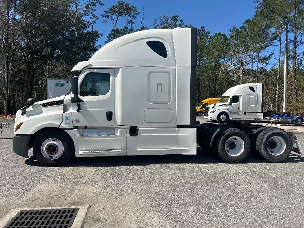 Sleeper Tractor-Heavy Duty Tractors-Freightliner-2019-T12664ST-Jacksonville-FL-610,149\n\t\tmiles-$ 46,000 - Image 4