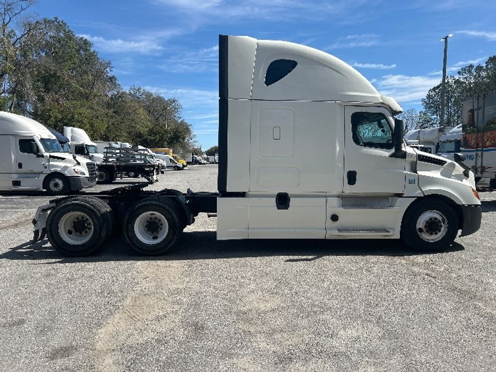 Sleeper Tractor-Heavy Duty Tractors-Freightliner-2019-T12664ST-Jacksonville-FL-610,149\n\t\tmiles-$ 46,000 - Image 8