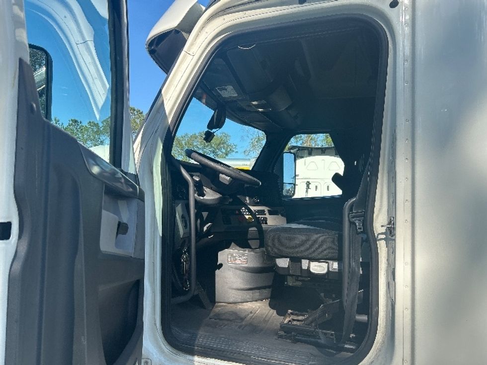 Sleeper Tractor-Heavy Duty Tractors-Freightliner-2019-T12664ST-Jacksonville-FL-610,149\n\t\tmiles-$ 46,000 - Image 9
