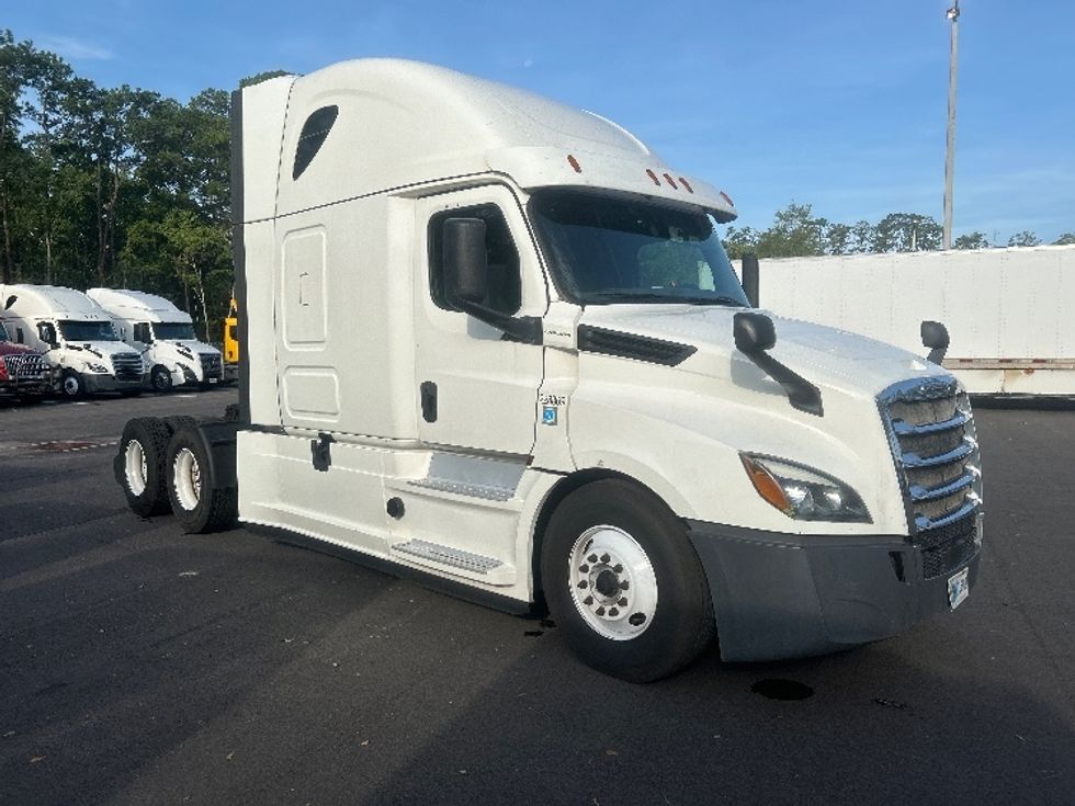 Sleeper Tractor-Heavy Duty Tractors-Freightliner-2019-T12664ST-Jacksonville-FL-664,517\n\t\tmiles-$ 48,750 - Image 1