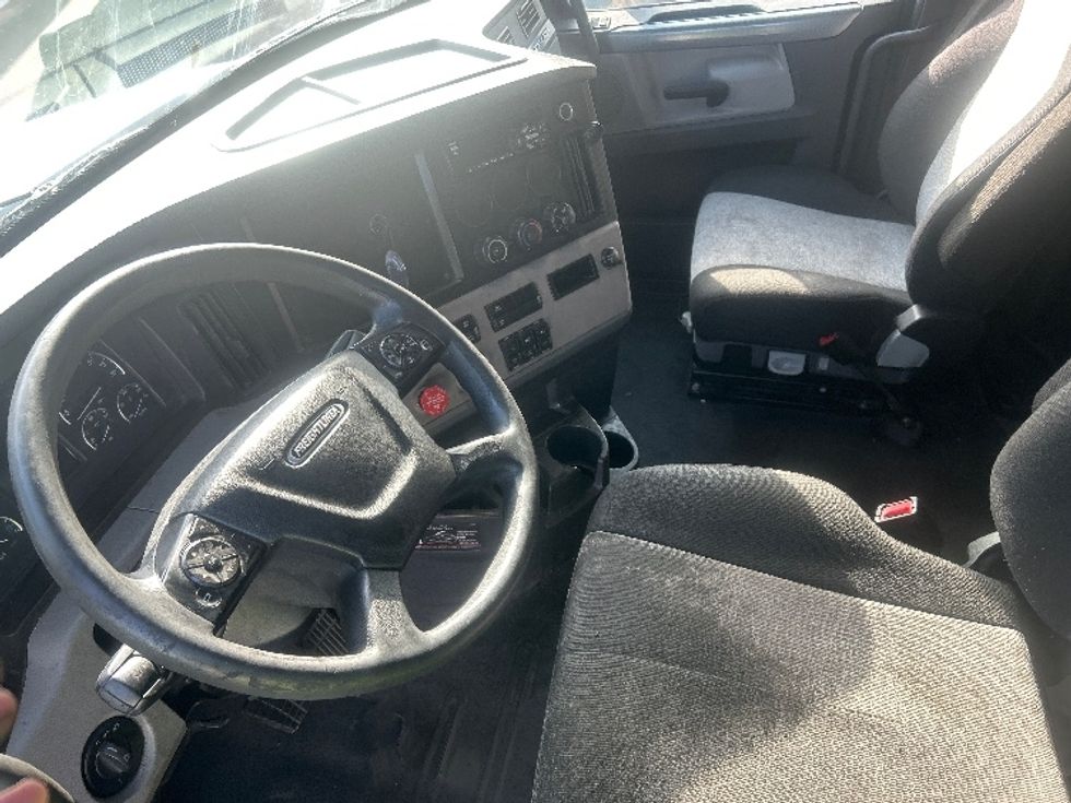 Sleeper Tractor-Heavy Duty Tractors-Freightliner-2019-T12664ST-Jacksonville-FL-664,517\n\t\tmiles-$ 48,750 - Image 10