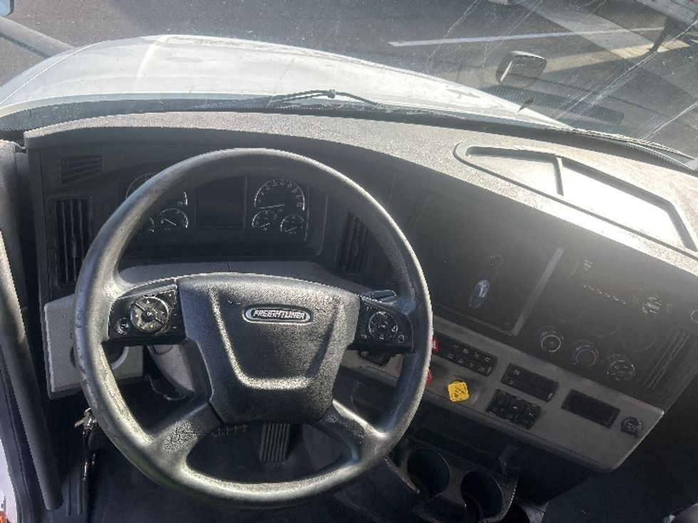 Sleeper Tractor-Heavy Duty Tractors-Freightliner-2019-T12664ST-Jacksonville-FL-664,517\n\t\tmiles-$ 48,750 - Image 11