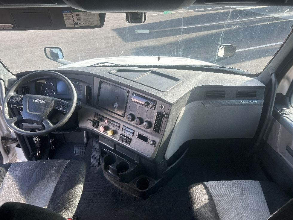 Sleeper Tractor-Heavy Duty Tractors-Freightliner-2019-T12664ST-Jacksonville-FL-664,517\n\t\tmiles-$ 48,750 - Image 12