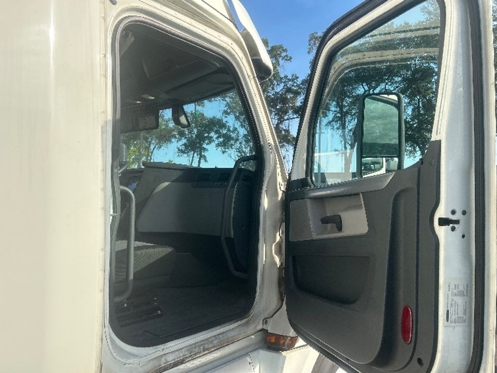 Sleeper Tractor-Heavy Duty Tractors-Freightliner-2019-T12664ST-Jacksonville-FL-664,517\n\t\tmiles-$ 48,750 - Image 13