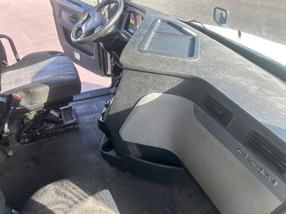 Sleeper Tractor-Heavy Duty Tractors-Freightliner-2019-T12664ST-Jacksonville-FL-664,517\n\t\tmiles-$ 48,750 - Image 15