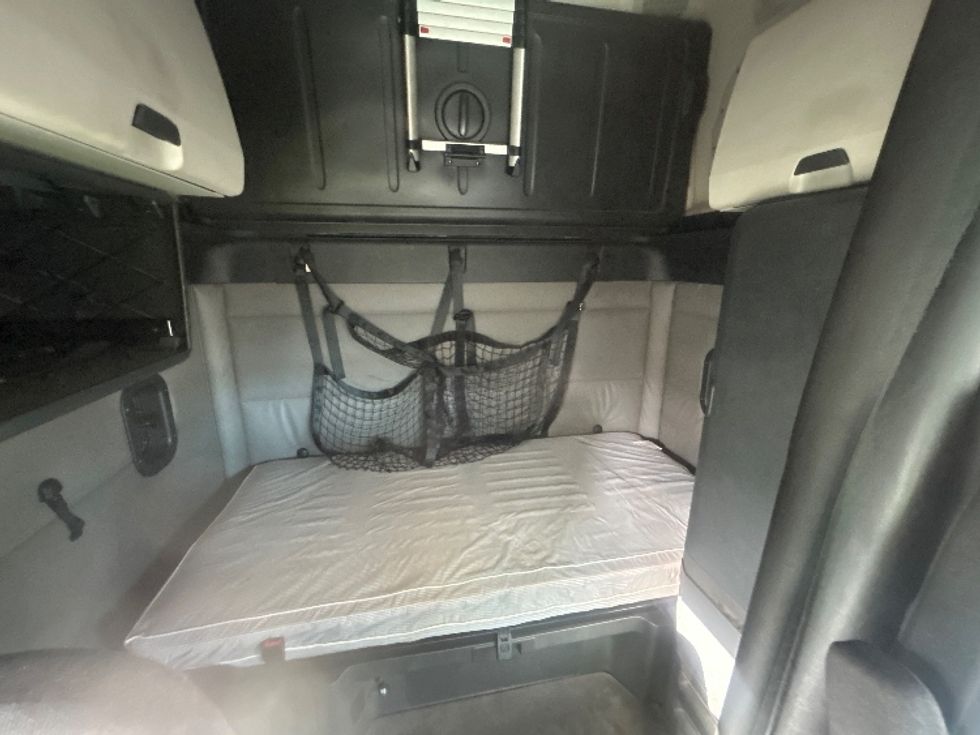 Sleeper Tractor-Heavy Duty Tractors-Freightliner-2019-T12664ST-Jacksonville-FL-664,517\n\t\tmiles-$ 48,750 - Image 16
