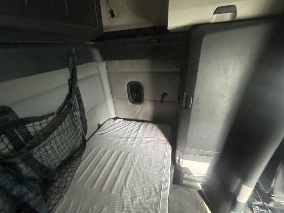 Sleeper Tractor-Heavy Duty Tractors-Freightliner-2019-T12664ST-Jacksonville-FL-664,517\n\t\tmiles-$ 48,750 - Image 18