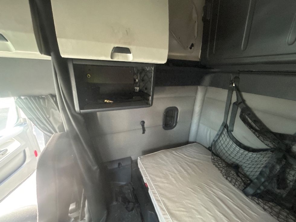 Sleeper Tractor-Heavy Duty Tractors-Freightliner-2019-T12664ST-Jacksonville-FL-664,517\n\t\tmiles-$ 48,750 - Image 19