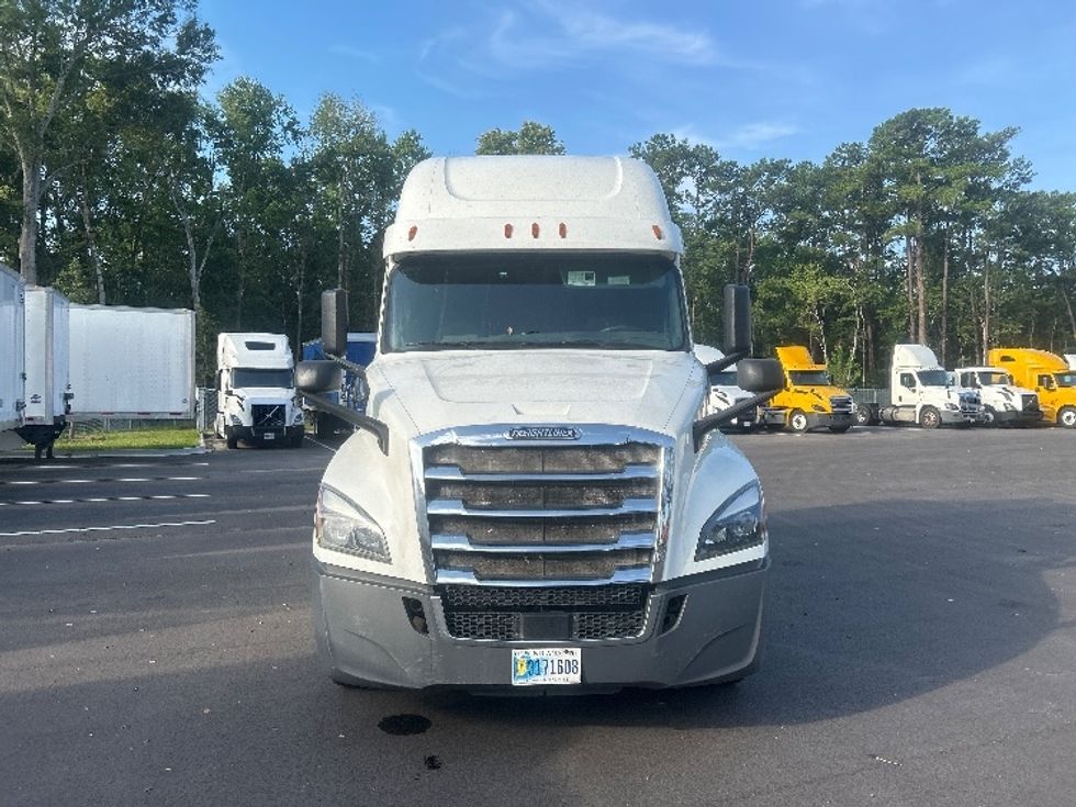 Sleeper Tractor-Heavy Duty Tractors-Freightliner-2019-T12664ST-Jacksonville-FL-664,517\n\t\tmiles-$ 48,750 - Image 2
