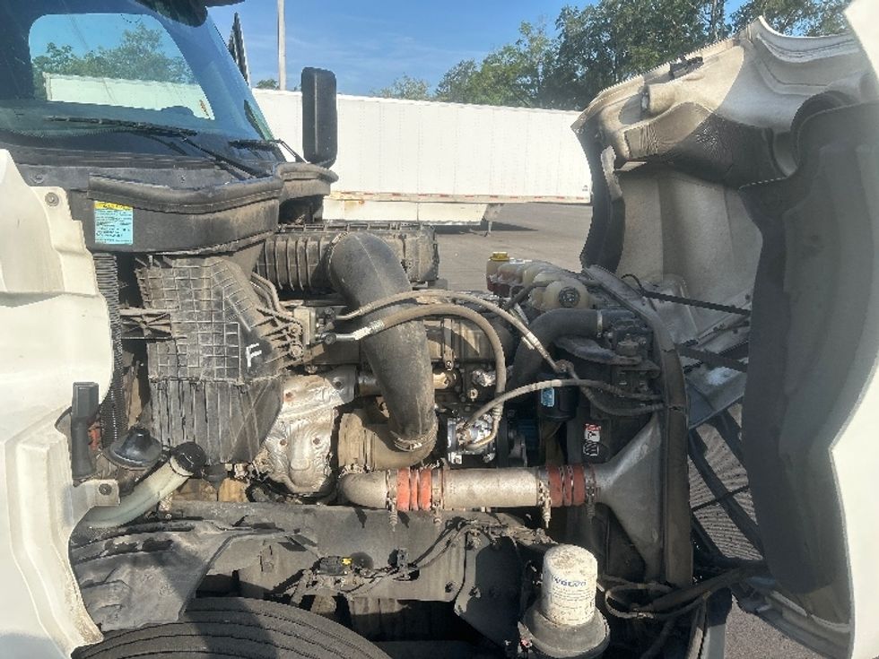 Sleeper Tractor-Heavy Duty Tractors-Freightliner-2019-T12664ST-Jacksonville-FL-664,517\n\t\tmiles-$ 48,750 - Image 20