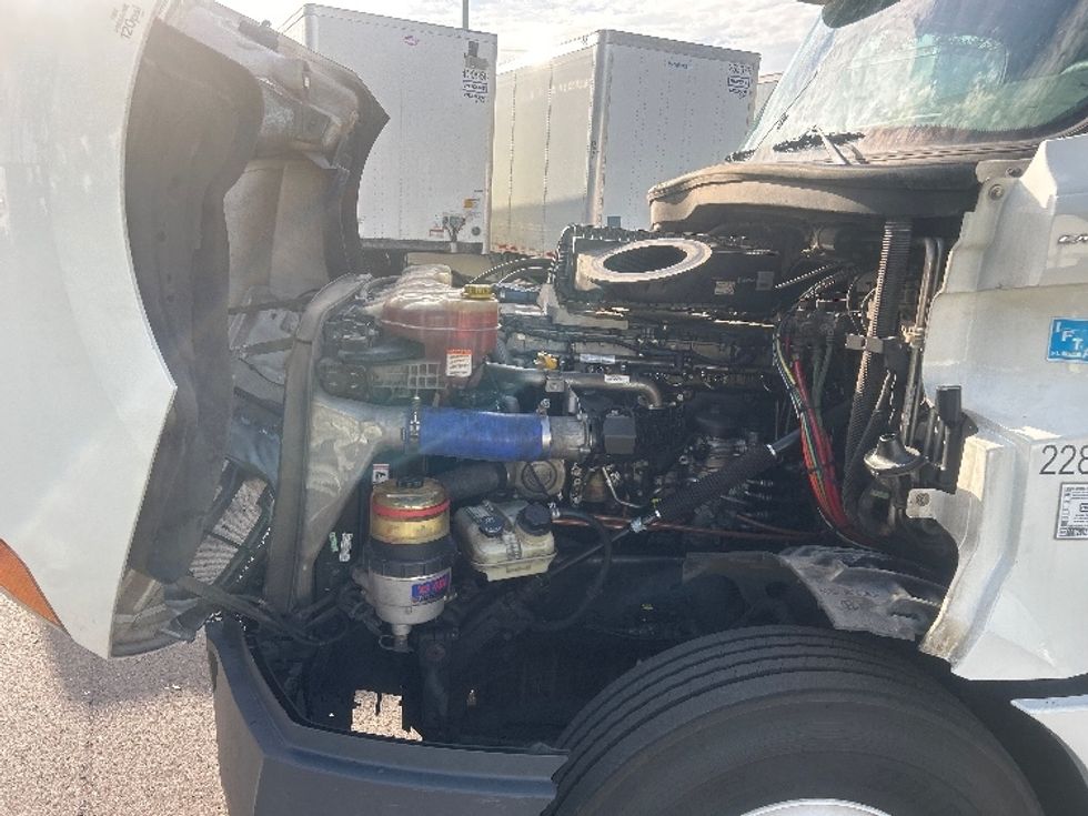 Sleeper Tractor-Heavy Duty Tractors-Freightliner-2019-T12664ST-Jacksonville-FL-664,517\n\t\tmiles-$ 48,750 - Image 21