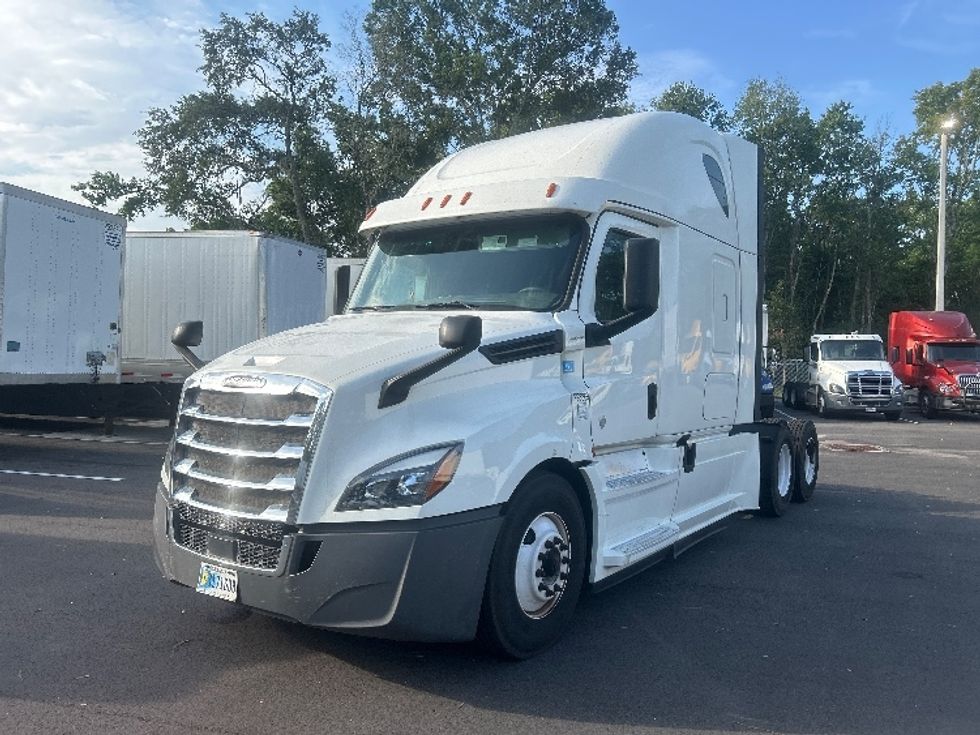 Sleeper Tractor-Heavy Duty Tractors-Freightliner-2019-T12664ST-Jacksonville-FL-664,517\n\t\tmiles-$ 48,750 - Image 3