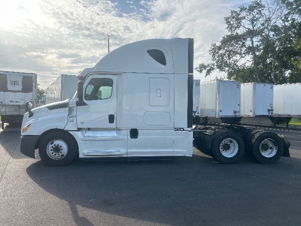 Sleeper Tractor-Heavy Duty Tractors-Freightliner-2019-T12664ST-Jacksonville-FL-664,517\n\t\tmiles-$ 48,750 - Image 4