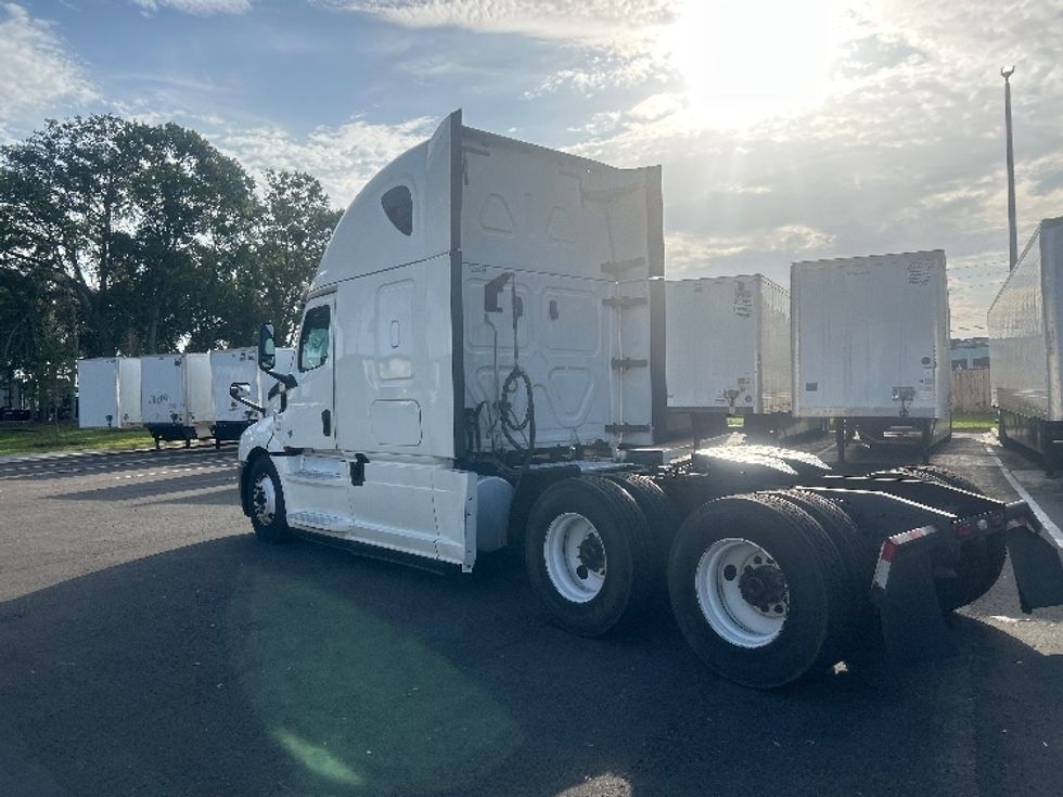 Sleeper Tractor-Heavy Duty Tractors-Freightliner-2019-T12664ST-Jacksonville-FL-664,517\n\t\tmiles-$ 48,750 - Image 5
