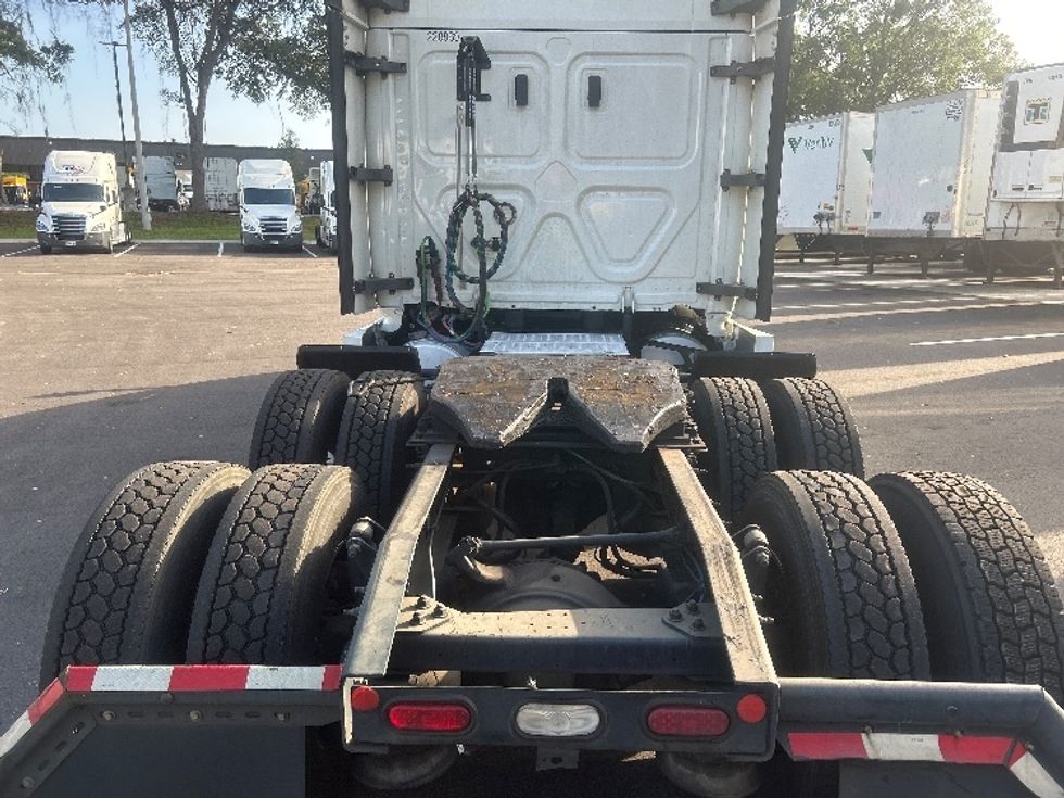 Sleeper Tractor-Heavy Duty Tractors-Freightliner-2019-T12664ST-Jacksonville-FL-664,517\n\t\tmiles-$ 48,750 - Image 6