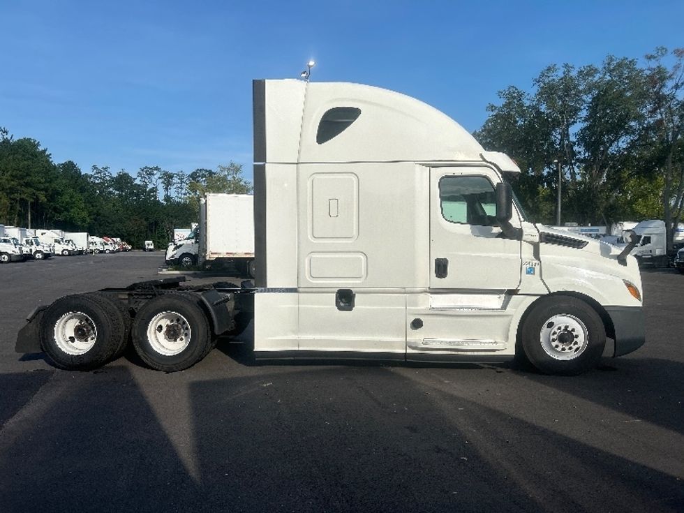 Sleeper Tractor-Heavy Duty Tractors-Freightliner-2019-T12664ST-Jacksonville-FL-664,517\n\t\tmiles-$ 48,750 - Image 8