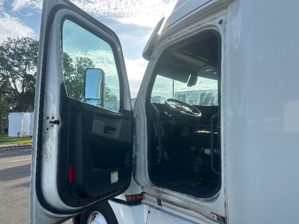 Sleeper Tractor-Heavy Duty Tractors-Freightliner-2019-T12664ST-Jacksonville-FL-664,517\n\t\tmiles-$ 48,750 - Image 9