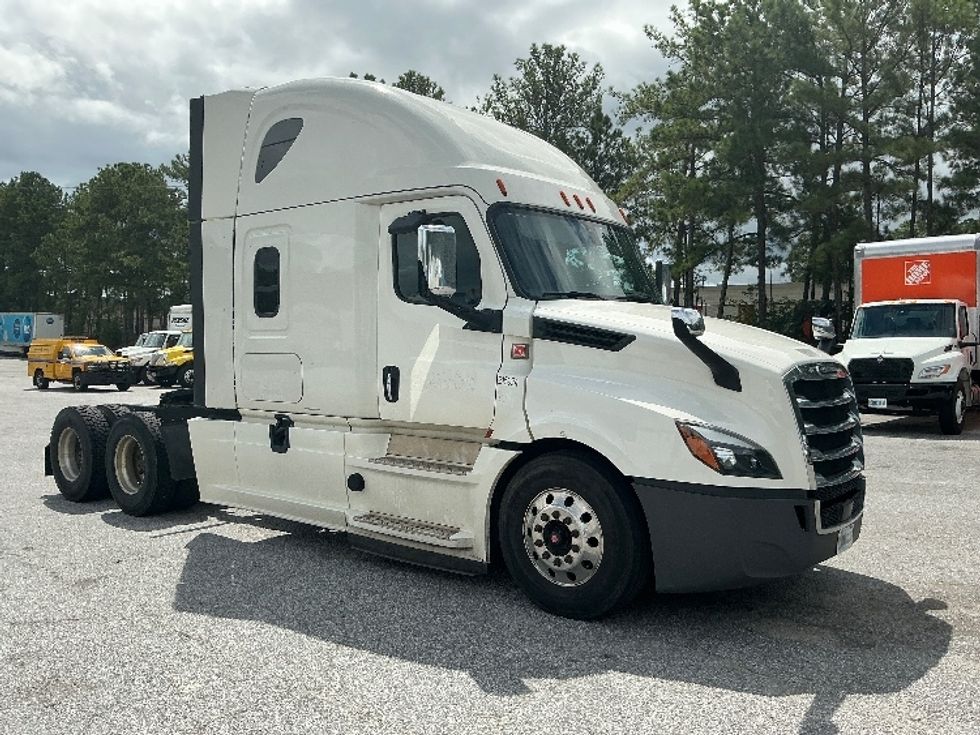 Sleeper Tractor-Heavy Duty Tractors-Freightliner-2019-T12664ST-Jonesboro-GA-693,858\n\t\tmiles-$ 49,750 - Image 1