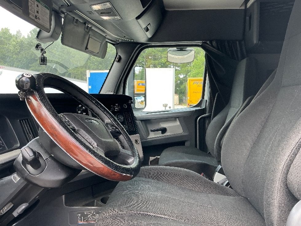 Sleeper Tractor-Heavy Duty Tractors-Freightliner-2019-T12664ST-Jonesboro-GA-693,858\n\t\tmiles-$ 49,750 - Image 10