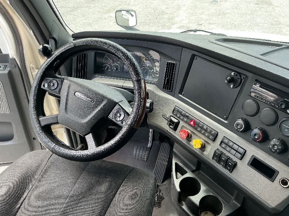 Sleeper Tractor-Heavy Duty Tractors-Freightliner-2019-T12664ST-Jonesboro-GA-693,858\n\t\tmiles-$ 49,750 - Image 11