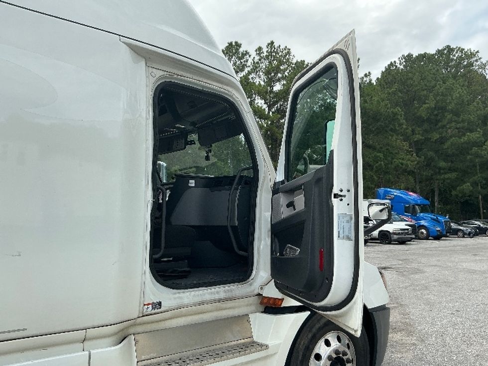 Sleeper Tractor-Heavy Duty Tractors-Freightliner-2019-T12664ST-Jonesboro-GA-693,858\n\t\tmiles-$ 49,750 - Image 13