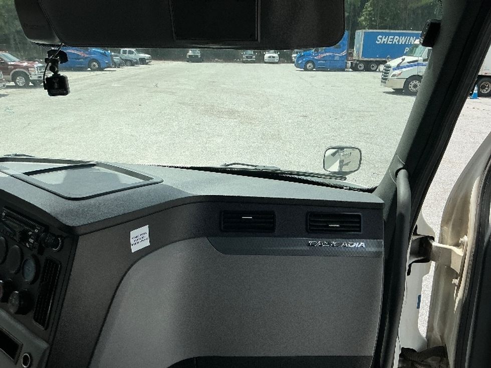 Sleeper Tractor-Heavy Duty Tractors-Freightliner-2019-T12664ST-Jonesboro-GA-693,858\n\t\tmiles-$ 49,750 - Image 14