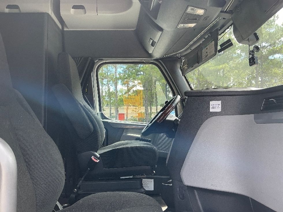 Sleeper Tractor-Heavy Duty Tractors-Freightliner-2019-T12664ST-Jonesboro-GA-693,858\n\t\tmiles-$ 49,750 - Image 15