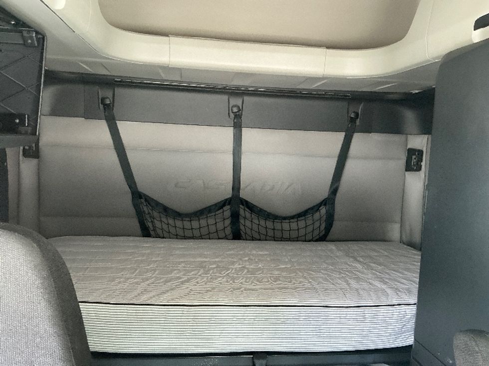 Sleeper Tractor-Heavy Duty Tractors-Freightliner-2019-T12664ST-Jonesboro-GA-693,858\n\t\tmiles-$ 49,750 - Image 16