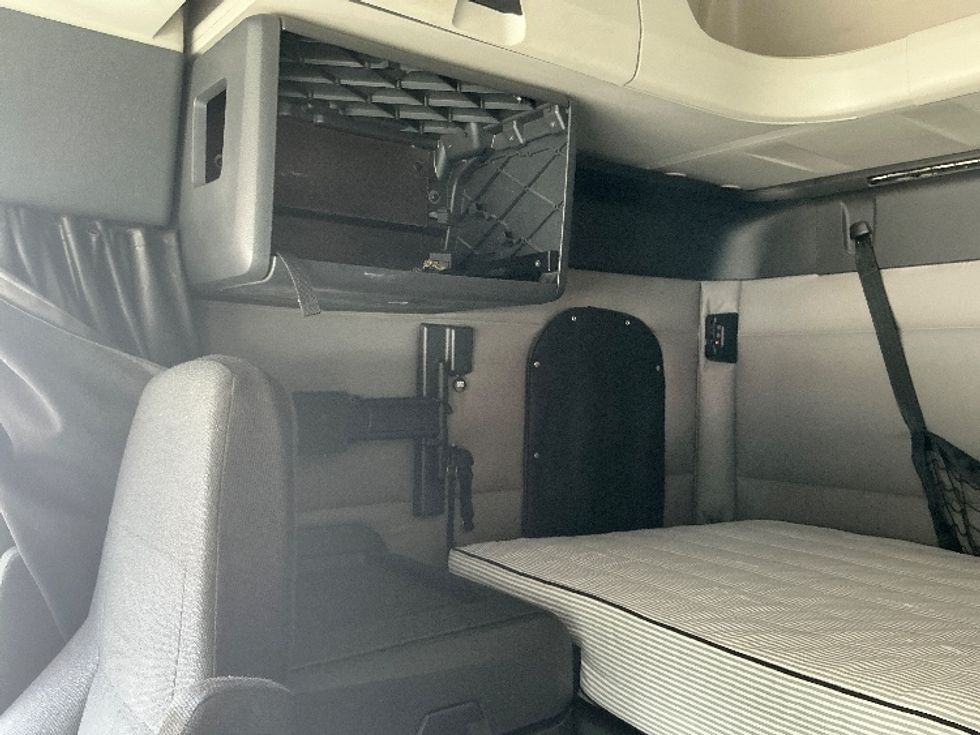 Sleeper Tractor-Heavy Duty Tractors-Freightliner-2019-T12664ST-Jonesboro-GA-693,858\n\t\tmiles-$ 49,750 - Image 17