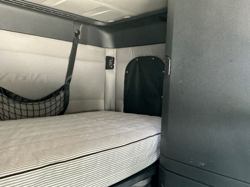 Sleeper Tractor-Heavy Duty Tractors-Freightliner-2019-T12664ST-Jonesboro-GA-693,858\n\t\tmiles-$ 49,750 - Image 18