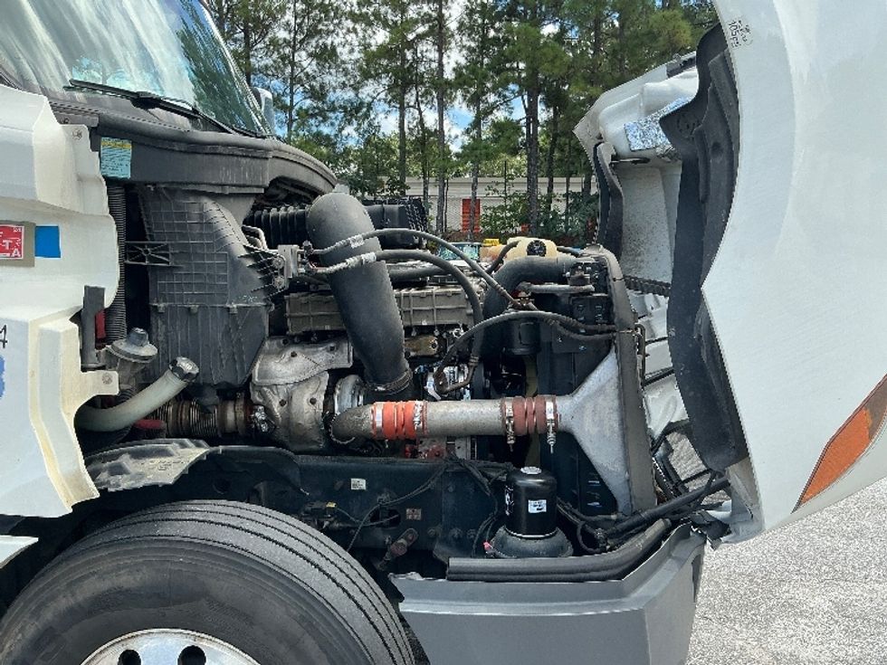 Sleeper Tractor-Heavy Duty Tractors-Freightliner-2019-T12664ST-Jonesboro-GA-693,858\n\t\tmiles-$ 49,750 - Image 19