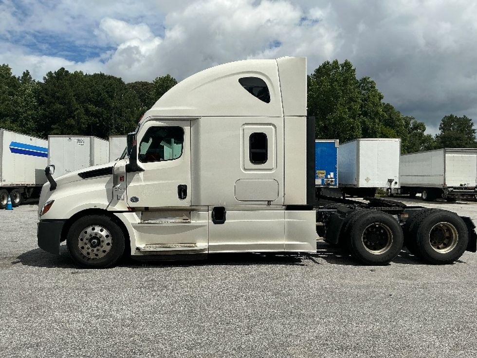 Sleeper Tractor-Heavy Duty Tractors-Freightliner-2019-T12664ST-Jonesboro-GA-693,858\n\t\tmiles-$ 49,750 - Image 4