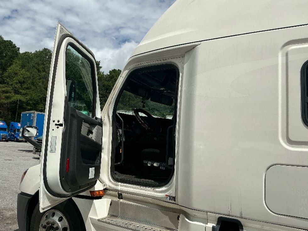 Sleeper Tractor-Heavy Duty Tractors-Freightliner-2019-T12664ST-Jonesboro-GA-693,858\n\t\tmiles-$ 49,750 - Image 9