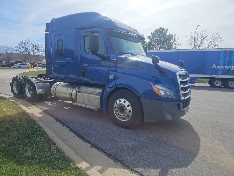 Sleeper Tractor-Heavy Duty Tractors-Freightliner-2019-T12664ST-Kansas City-MO-489,890\n\t\tmiles-$ 52,000 - Image 1