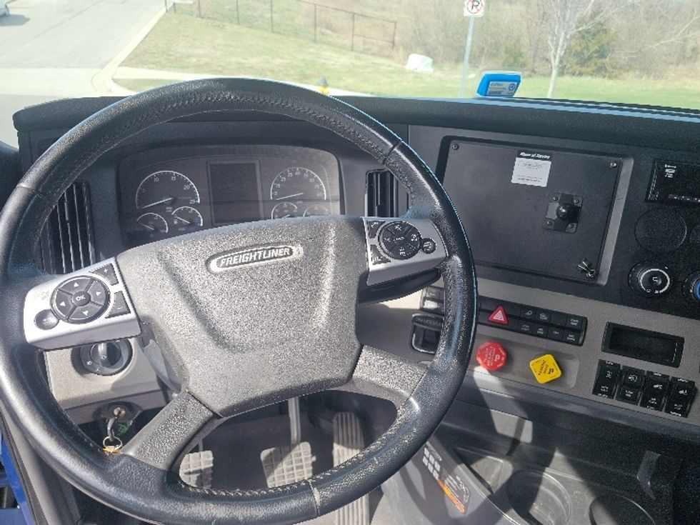 Sleeper Tractor-Heavy Duty Tractors-Freightliner-2019-T12664ST-Kansas City-MO-489,890\n\t\tmiles-$ 52,000 - Image 10