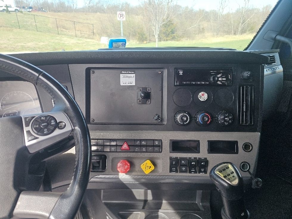 Sleeper Tractor-Heavy Duty Tractors-Freightliner-2019-T12664ST-Kansas City-MO-489,890\n\t\tmiles-$ 52,000 - Image 11