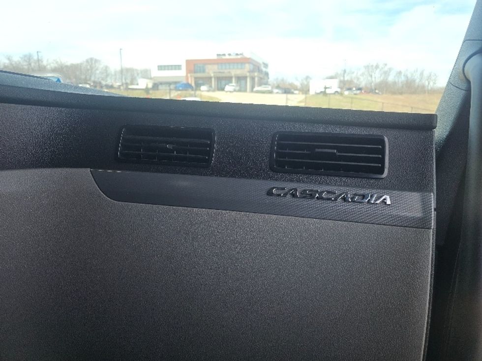 Sleeper Tractor-Heavy Duty Tractors-Freightliner-2019-T12664ST-Kansas City-MO-489,890\n\t\tmiles-$ 52,000 - Image 14