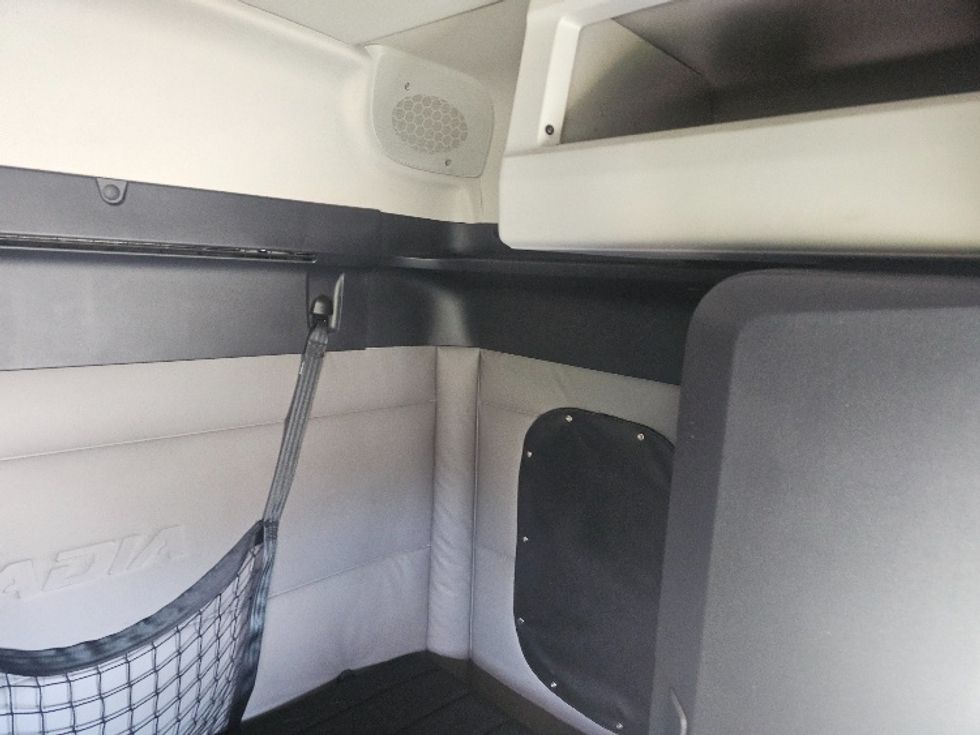 Sleeper Tractor-Heavy Duty Tractors-Freightliner-2019-T12664ST-Kansas City-MO-489,890\n\t\tmiles-$ 52,000 - Image 17