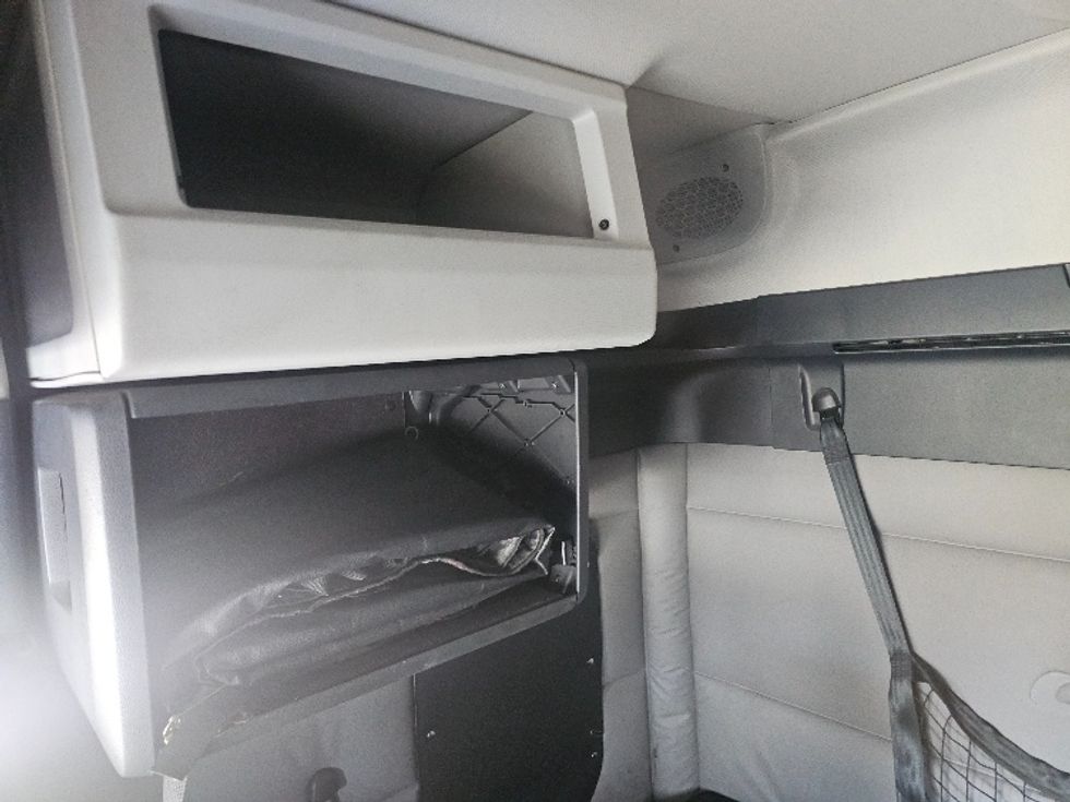 Sleeper Tractor-Heavy Duty Tractors-Freightliner-2019-T12664ST-Kansas City-MO-489,890\n\t\tmiles-$ 52,000 - Image 18