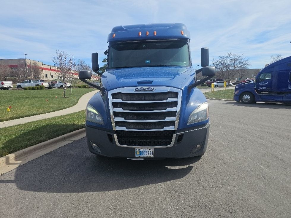 Sleeper Tractor-Heavy Duty Tractors-Freightliner-2019-T12664ST-Kansas City-MO-489,890\n\t\tmiles-$ 52,000 - Image 2