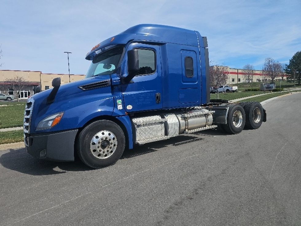 Sleeper Tractor-Heavy Duty Tractors-Freightliner-2019-T12664ST-Kansas City-MO-489,890\n\t\tmiles-$ 52,000 - Image 3