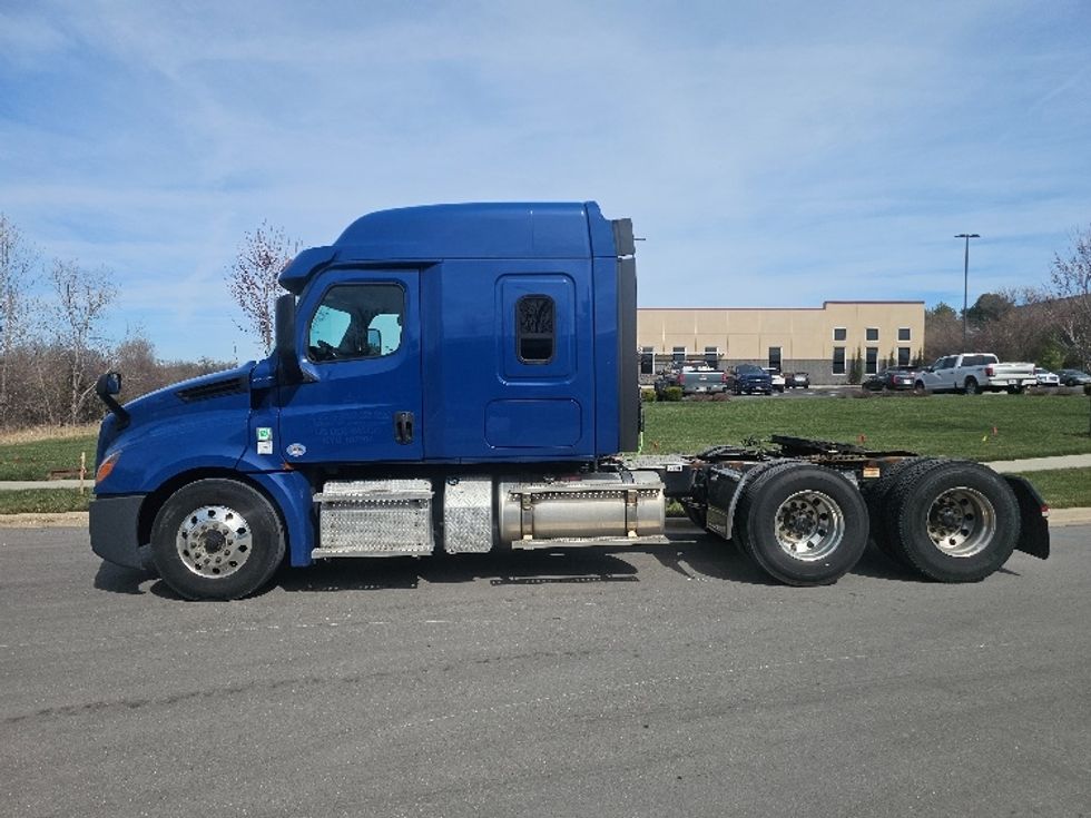 Sleeper Tractor-Heavy Duty Tractors-Freightliner-2019-T12664ST-Kansas City-MO-489,890\n\t\tmiles-$ 52,000 - Image 4