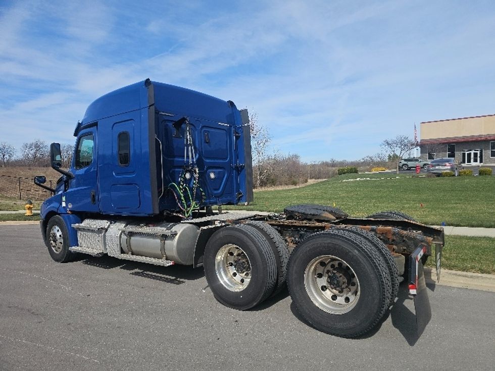 Sleeper Tractor-Heavy Duty Tractors-Freightliner-2019-T12664ST-Kansas City-MO-489,890\n\t\tmiles-$ 52,000 - Image 5
