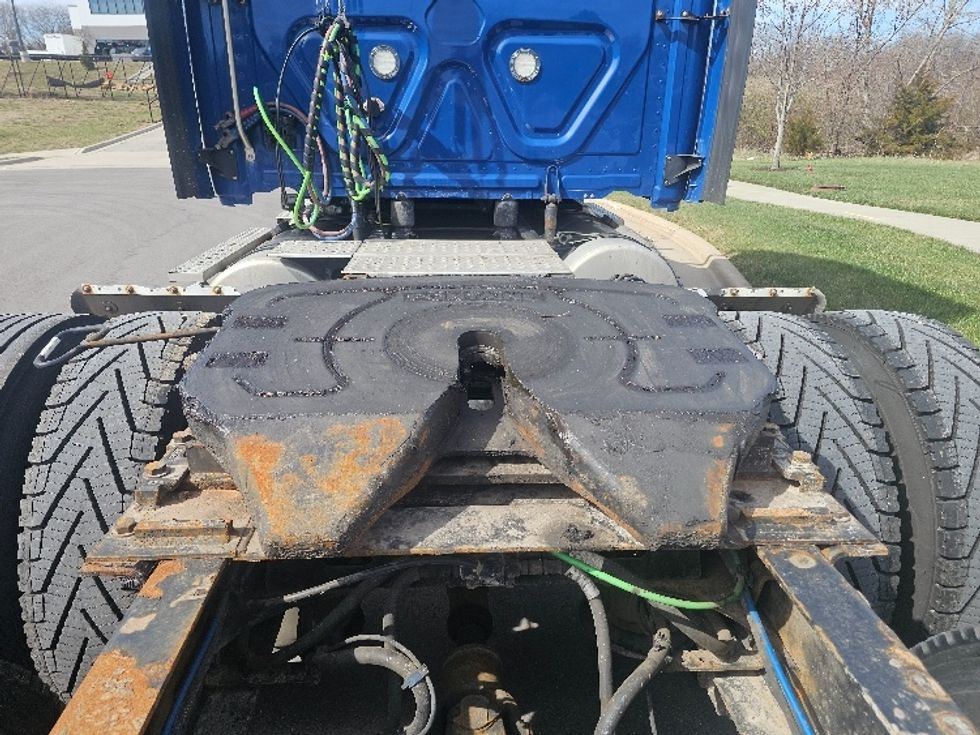 Sleeper Tractor-Heavy Duty Tractors-Freightliner-2019-T12664ST-Kansas City-MO-489,890\n\t\tmiles-$ 52,000 - Image 6
